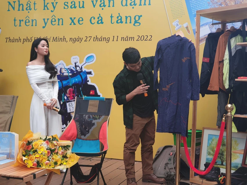 Đăng Khoa giới thiệu tà áo dài gắn liền với anh. Ảnh: VĂN HÀ Đăng Khoa giới thiệu tà áo dài gắn liền với anh. Ảnh: VĂN HÀ