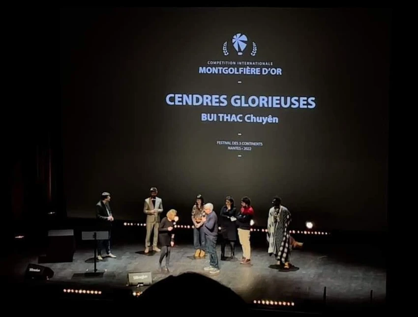 "Tro tàn rực rỡ" (tựa tiếng Anh: “Glorious Ashes”) đã thắng Giải Khinh khí cầu vàng - giải thưởng cao nhất tại LHP quốc tế 3 châu lục (Festival des Trois Continents) tại Nantes, Pháp. Ảnh: FB Oanh Tu Le. "Tro tàn rực rỡ" (tựa tiếng Anh: “Glorious Ashes”) đã thắng Giải Khinh khí cầu vàng - giải thưởng cao nhất tại LHP quốc tế 3 châu lục (Festival des Trois Continents) tại Nantes, Pháp. Ảnh: FB Oanh Tu Le.
