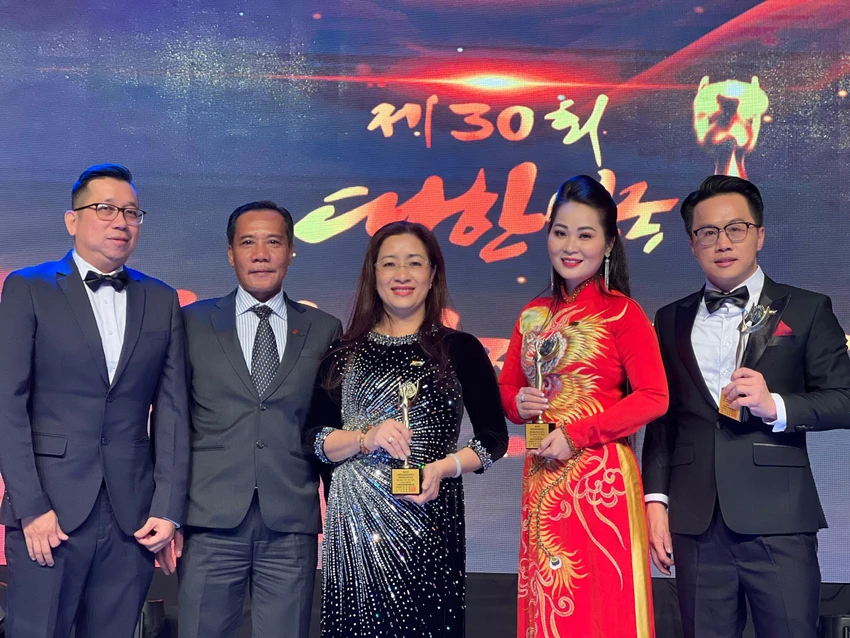 Nhà báo, MC Tấn Tài (bìa phải) cùng đội ngũ HTV nhận giải thưởng. Ảnh: NVCC Nhà báo, MC Tấn Tài (bìa phải) cùng đội ngũ HTV nhận giải thưởng. Ảnh: NVCC