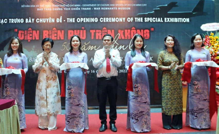 Lễ cắt băng khai mạc trưng bày chuyên đề "Điện biên phủ trên không – 50 năm nhìn lại". Ảnh: HÀ NGUYỄN Lễ cắt băng khai mạc trưng bày chuyên đề "Điện biên phủ trên không – 50 năm nhìn lại". Ảnh: HÀ NGUYỄN