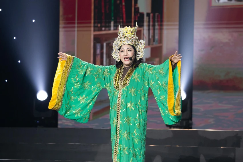 Bình An hoá thân thành NSƯT Diệu Hiền trong trích đoạn Người đưa đò. Ảnh: NSX. Bình An hoá thân thành NSƯT Diệu Hiền trong trích đoạn Người đưa đò. Ảnh: NSX.
