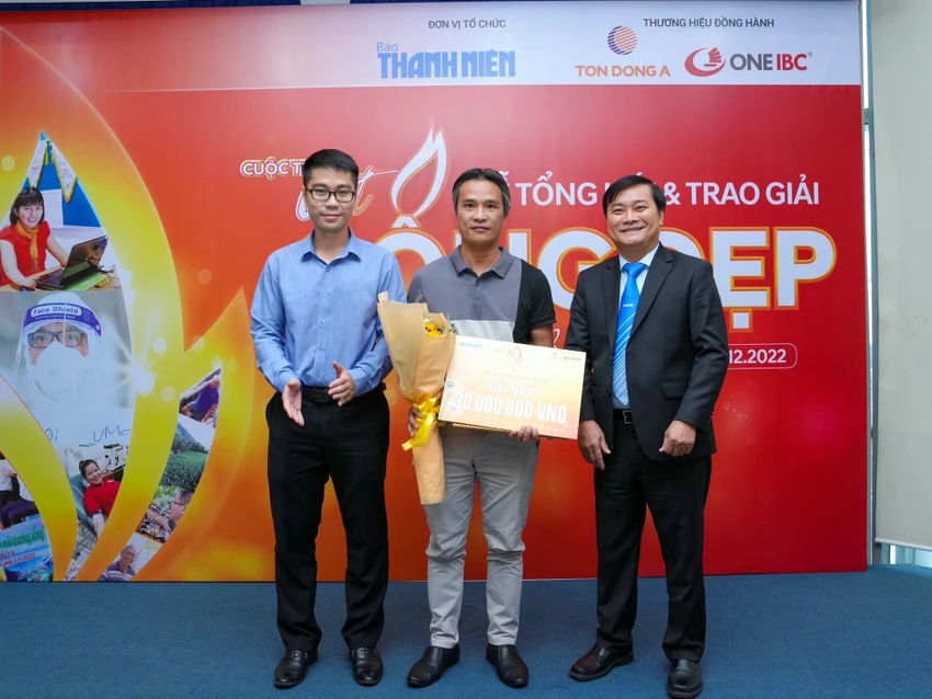 Ông Nguyễn Ngọc Toàn trao giải nhất cho tác giả Võ Minh Huy ở hạng mục Ký sự, phóng sự ghi chép. Ông Nguyễn Ngọc Toàn trao giải nhất cho tác giả Võ Minh Huy ở hạng mục Ký sự, phóng sự ghi chép.