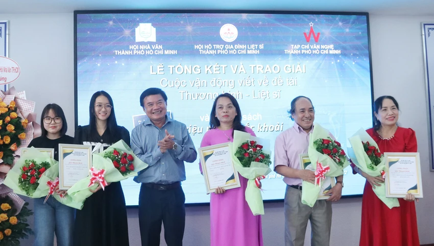 Nhà văn Bùi Anh Tấn trao giải khuyến khích cho các tác giả. Ảnh: HÀ NGUYỄN Nhà văn Bùi Anh Tấn trao giải khuyến khích cho các tác giả. Ảnh: HÀ NGUYỄN