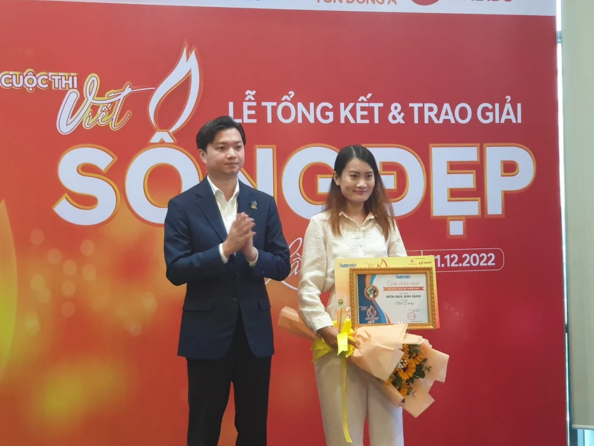 Ông Nguyễn Minh Triết trao giải nhất cho tác giả Hiền Dương ở hạng mục truyện ngắn. Ảnh: HÀ NGUYỄN Ông Nguyễn Minh Triết trao giải nhất cho tác giả Hiền Dương ở hạng mục truyện ngắn. Ảnh: HÀ NGUYỄN
