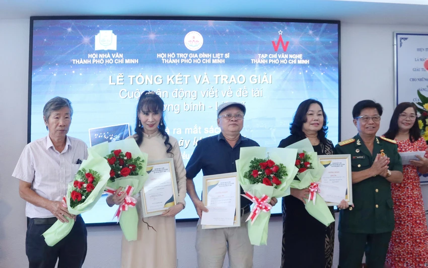 Các tác giả đạt giải ba. Ảnh: HÀ NGUYỄN Các tác giả đạt giải ba. Ảnh: HÀ NGUYỄN