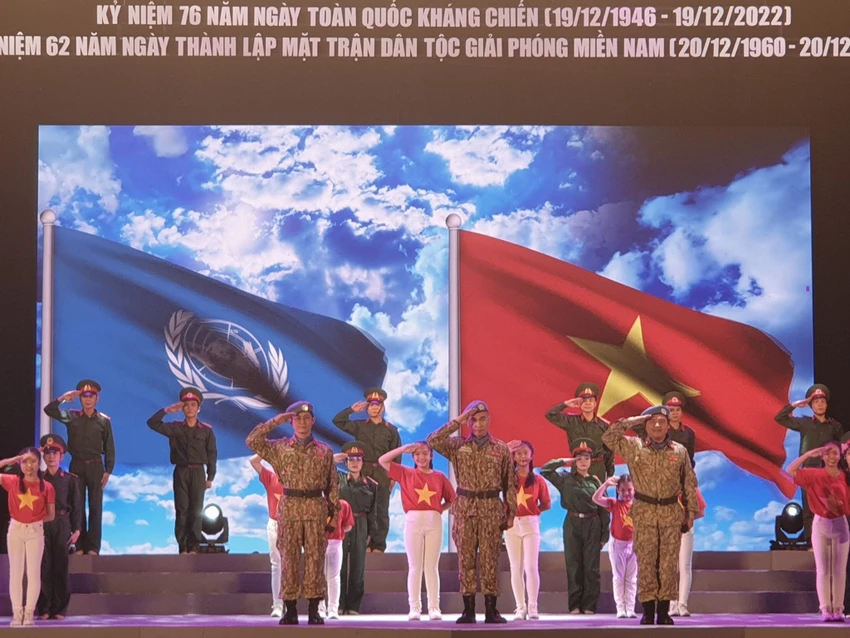 Nhóm MTV hào hùng trong tiết mục "Chiến sĩ mũ nồi xanh". Ảnh: HÀ NGUYỄN