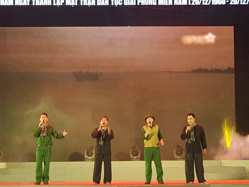 Liên khúc "Lời bác Hồ rung chuyển bốn phương và Con tàu không số" của 4 ca sĩ Thanh Sử, Thành Tâm, Thanh Sang và Ngọc Luân. Ảnh: HÀ NGUYỄN