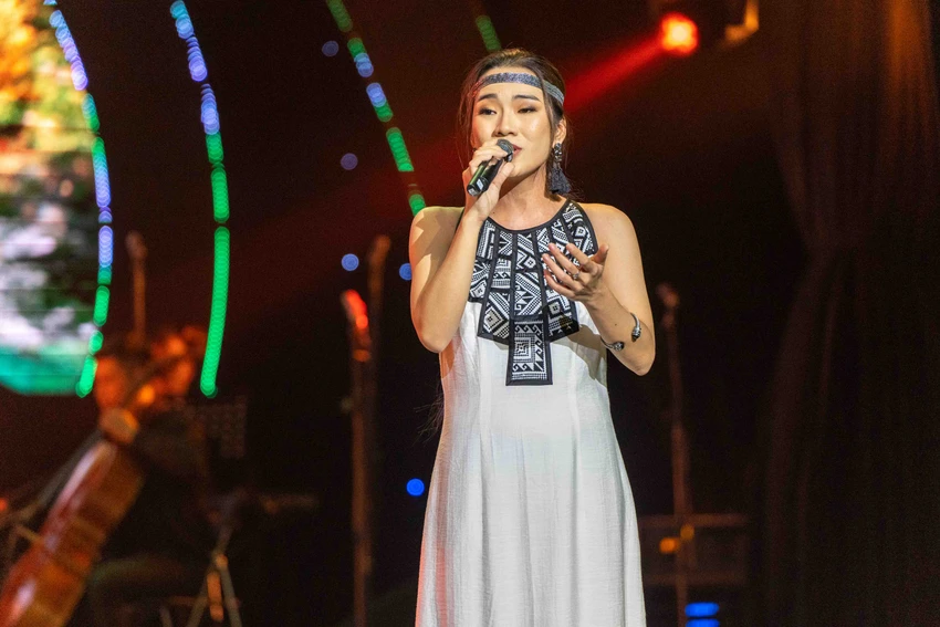 Ca khúc "Tiếng sáo" (thơ: Lê Giang) qua phần trình bày của ca sĩ Tri Ni. Ảnh: T.V. Ca khúc "Tiếng sáo" (thơ: Lê Giang) qua phần trình bày của ca sĩ Tri Ni. Ảnh: T.V.