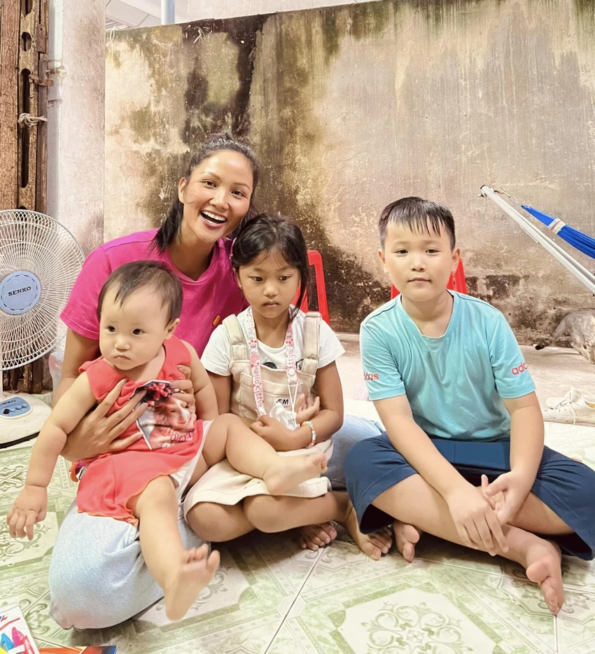 Hoa hậu H'Hen Niê bên các em nhỏ. Ảnh: FBNV Hoa hậu H'Hen Niê bên các em nhỏ. Ảnh: FBNV