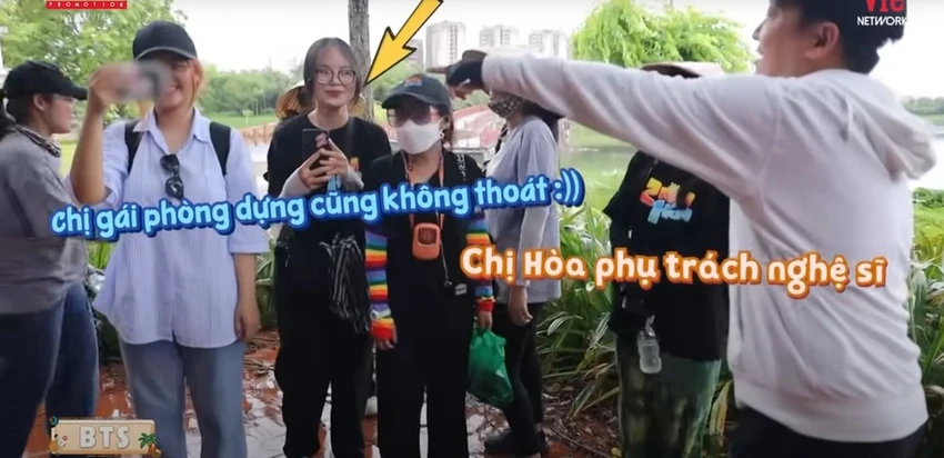 Việc Trường Giang yêu cầu nhân viên nữ xếp hàng để HIEUTHUHAI chọn lựa gây tranh cãi. Ảnh: Chụp màn hình Việc Trường Giang yêu cầu nhân viên nữ xếp hàng để HIEUTHUHAI chọn lựa gây tranh cãi. Ảnh: Chụp màn hình