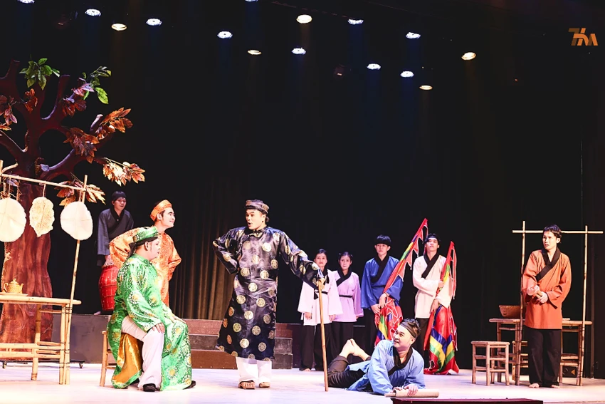 Hình ảnh trong vở "Đụng vô là phỏng tay" của sân khấu Trương Hùng Minh. Ảnh: Fanpage Hình ảnh trong vở "Đụng vô là phỏng tay" của sân khấu Trương Hùng Minh. Ảnh: Fanpage