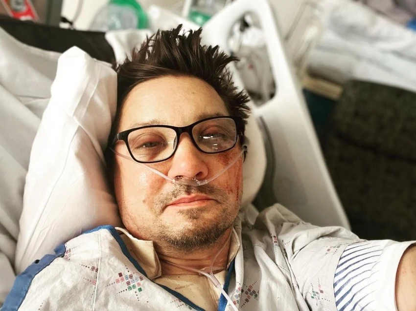 Jeremy Renner đăng tải hình ảnh cập nhật về tình trạng của bản thân. Ảnh: jeremyrenner. Jeremy Renner đăng tải hình ảnh cập nhật về tình trạng của bản thân. Ảnh: jeremyrenner.