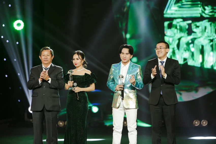 Ca sĩ Đan Trường và Cẩm Ly được trao giải Thành tựu Làn sóng xanh 2022. Ảnh: BTC Ca sĩ Đan Trường và Cẩm Ly được trao giải Thành tựu Làn sóng xanh 2022. Ảnh: BTC
