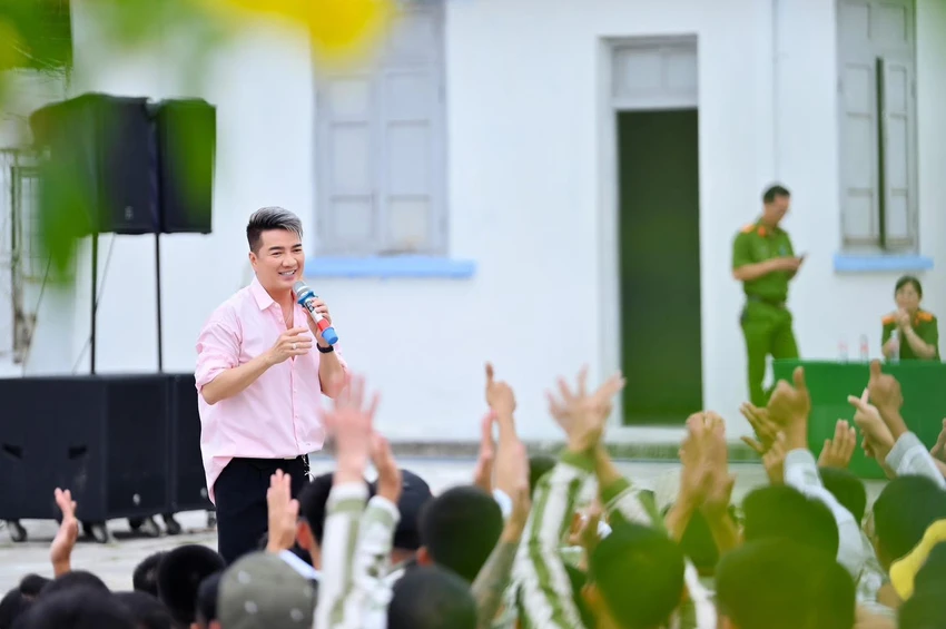 Đàm Vĩnh Hưng giao lưu cùng các phạm nhân. Ảnh: Thành Phạm &amp; Maison de Bil