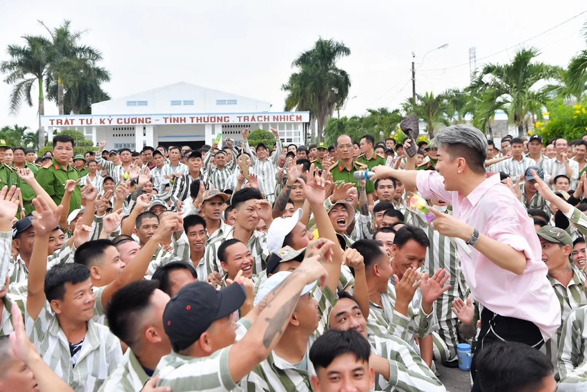 Ca sĩ Đàm Vĩnh Hưng đem đến không khí náo nhiệt cho trại giam. Ảnh: Thành Phạm &amp; Maison de Bil