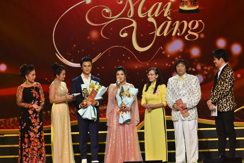 NSƯT Tú Sương và Võ Minh Lâm đạt giải Nam, nữ diễn viên sân khấu được yêu thích nhất. Ảnh: HÀ NGUYỄN