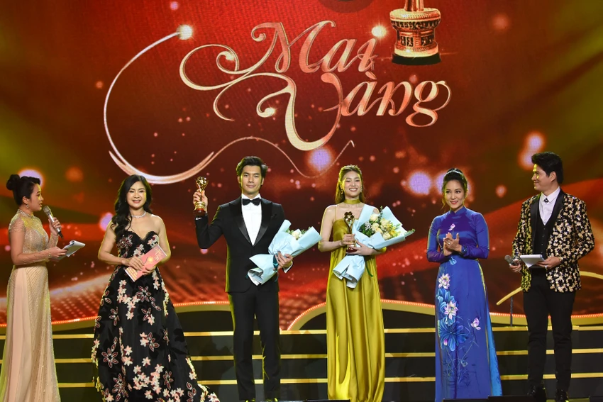 Nhan Phúc VInh và Ninh Dương Lan Ngọc nhận giải Hạng mục "Nam nữ diễn viên điện ảnh, truyền hình được yêu thích nhất". Ảnh: HÀ NGUYỄN