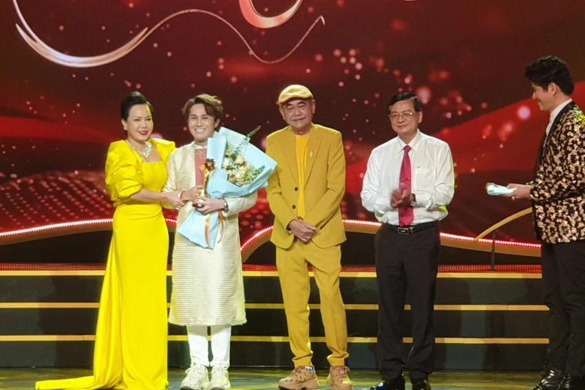Vượt mặt nhiều đối thủ nặng ký, diễn viên Huỳnh Lập đã chiến thắng ở hạng mục Diễn viên hài được yêu thích nhất với vai Linh Tâm, phim Kẻ độc hành. Ảnh: HÀ NGUYỄN