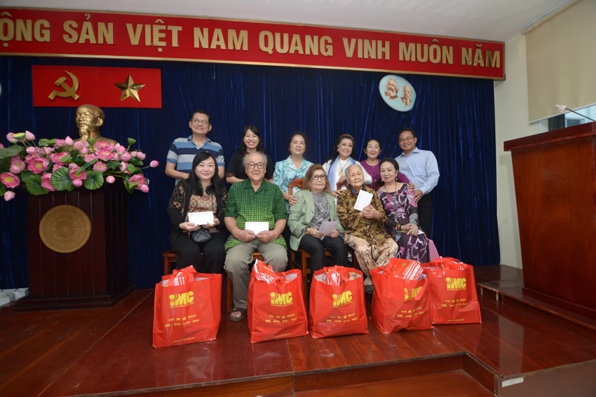 NSND Kim Cương cùng các nghệ sĩ lão thành. Ảnh: HÀ NGUYỄN NSND Kim Cương cùng các nghệ sĩ lão thành. Ảnh: HÀ NGUYỄN