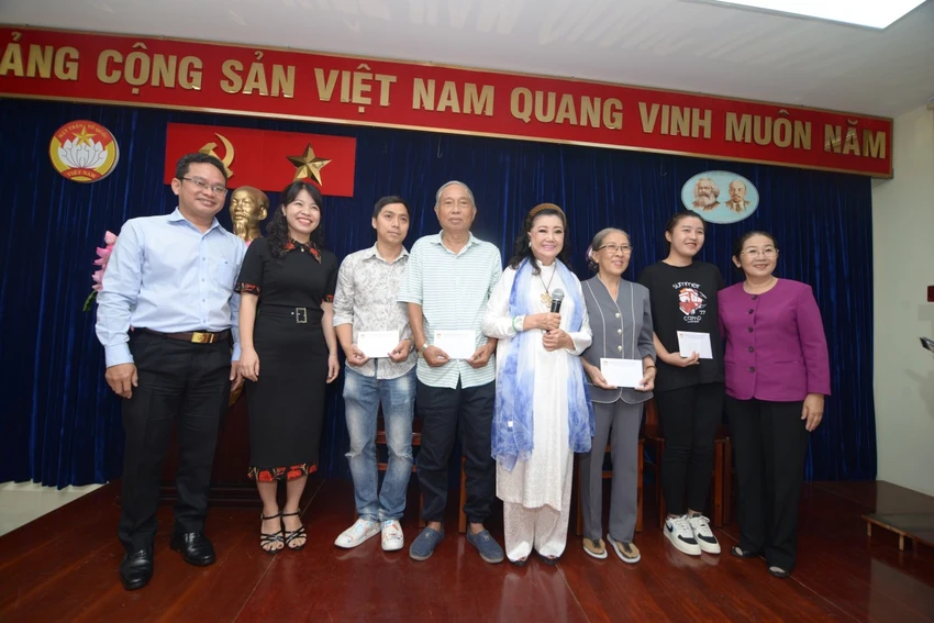 NSƯT Ngọc Dung (thứ ba từ phải qua) nhận hỗ trợ tại chương trình. Ảnh: HÀ NGUYỄN NSƯT Ngọc Dung (thứ ba từ phải qua) nhận hỗ trợ tại chương trình. Ảnh: HÀ NGUYỄN