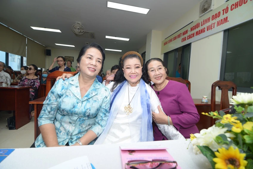 Bà Trần Kim Yến cùng NSND Kim Cương và bà Võ Thị Dung (phải). Ảnh: HÀ NGUYỄN Bà Trần Kim Yến cùng NSND Kim Cương và bà Võ Thị Dung (phải). Ảnh: HÀ NGUYỄN
