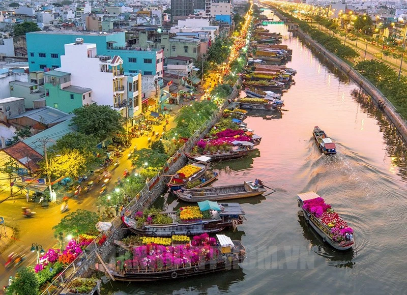 Chợ hoa xuân “Trên bến dưới thuyền” nhìn từ trên cao. Ảnh: Thành uỷ TP.HCM Chợ hoa xuân “Trên bến dưới thuyền” nhìn từ trên cao. Ảnh: Thành uỷ TP.HCM