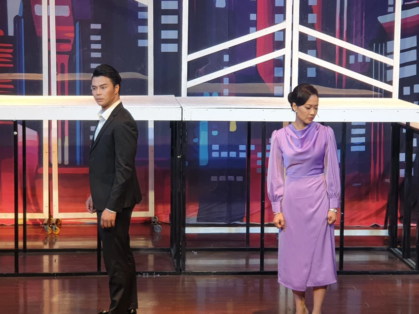 Võ Minh Lâm và NS Hồng Ánh trong vở "Em em chị chị". Ảnh: HÀ NGUYỄN Võ Minh Lâm và NS Hồng Ánh trong vở "Em em chị chị". Ảnh: HÀ NGUYỄN