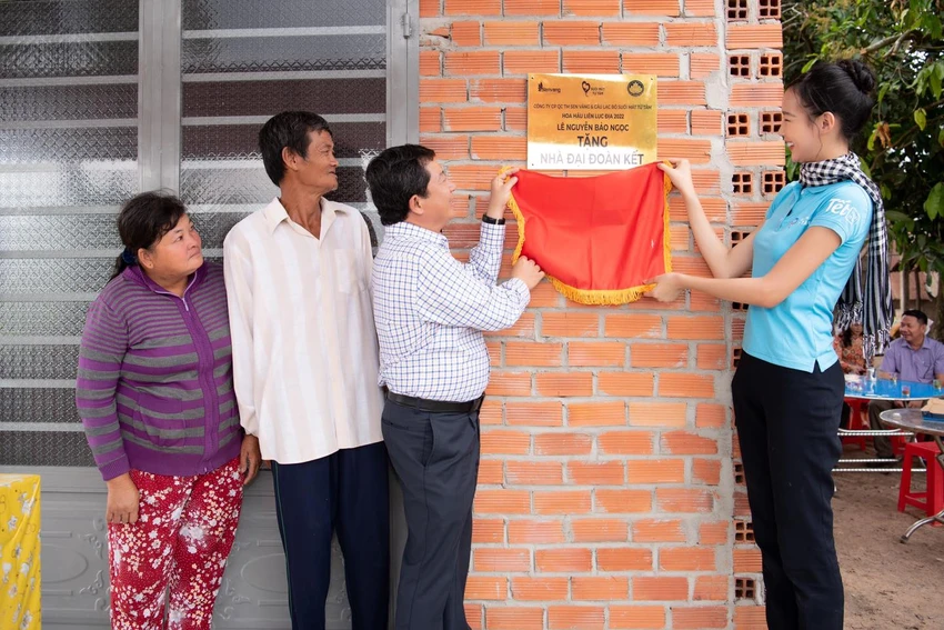 Hoa hậu Liên lục địa 2022 Lê Nguyễn Bảo Ngọc tặng quà và nhà đại đoàn kết cho người khó khăn. Ảnh: FBNV Hoa hậu Liên lục địa 2022 Lê Nguyễn Bảo Ngọc tặng quà và nhà đại đoàn kết cho người khó khăn. Ảnh: FBNV