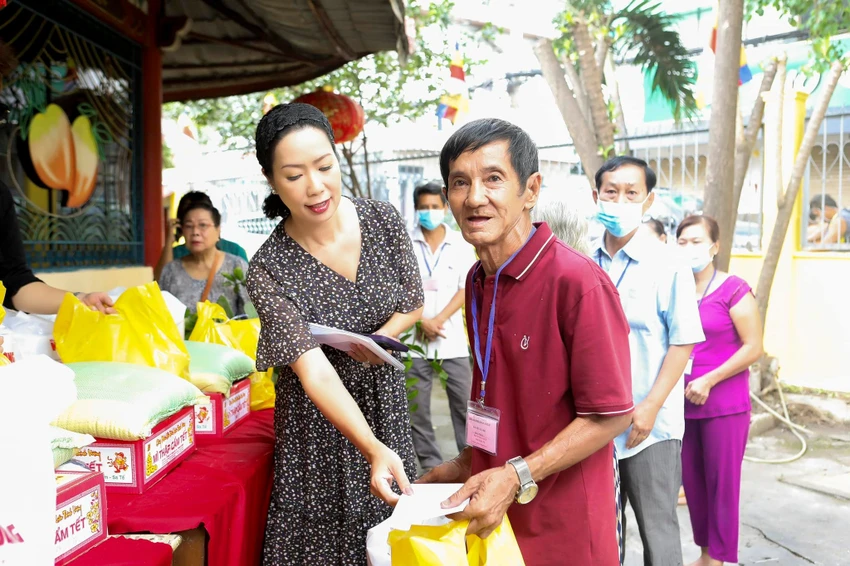 Ngoài ra, ngày 13-1, nữ nghệ sĩ cũng đã cùng Ban Ái Hữu Hội Sân Khấu TP.HCM đã tổ chức trao 100 phần quà Cho các nhân viên coi sóc Chùa và Nghĩa trang Nghệ sĩ cũng như các gia đình có hoàn cảnh khó khăn tại địa phương thuộc Phường 11 Quận Gò Vấp tại Chùa và Nghĩa trang nghệ sĩ. Ảnh: FBNV Ngoài ra, ngày 13-1, nữ nghệ sĩ cũng đã cùng Ban Ái Hữu Hội Sân Khấu TP.HCM đã tổ chức trao 100 phần quà Cho các nhân viên coi sóc Chùa và Nghĩa trang Nghệ sĩ cũng như các gia đình có hoàn cảnh khó khăn tại địa phương thuộc Phường 11 Quận Gò Vấp tại Chùa và Nghĩa trang nghệ sĩ. Ảnh: FBNV