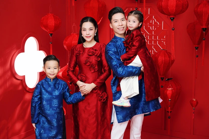 Vợ chồng Ngọc Mai Quốc Nghiệp cùng hai con trong bộ ảnh Tết. Ảnh: HOÀNG VŨ Vợ chồng Ngọc Mai Quốc Nghiệp cùng hai con trong bộ ảnh Tết. Ảnh: HOÀNG VŨ