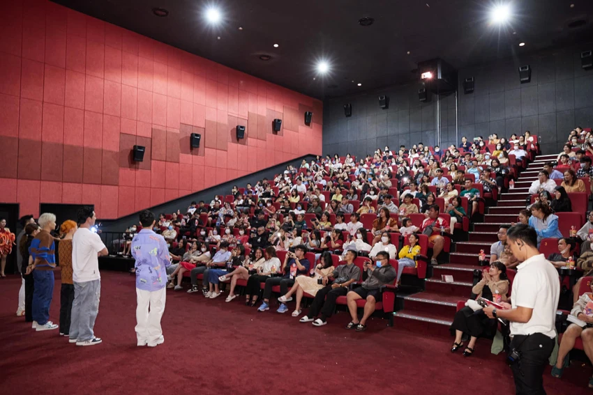 Các diễn viên trong "Nhà bà nữ" giao lưu với khán giả. Ảnh: FB Trấn Thành Các diễn viên trong "Nhà bà nữ" giao lưu với khán giả. Ảnh: FB Trấn Thành