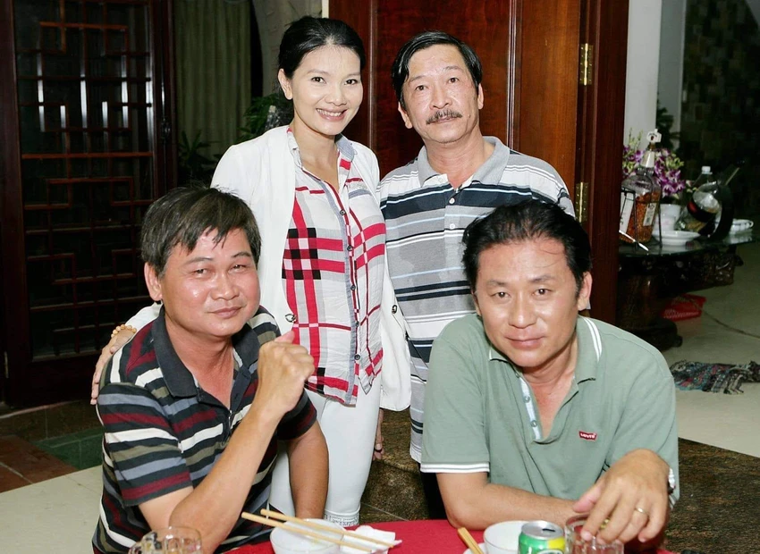 Đạo diễn Phạm Ngọc Châu (ngồi, bên trái) và NSND Tạ Minh Tâm. Ảnh: FBNV Đạo diễn Phạm Ngọc Châu (ngồi, bên trái) và NSND Tạ Minh Tâm. Ảnh: FBNV