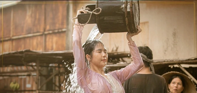 Cảnh quay gây sốc của Ngọc Trinh trong Chị chị em em 2. Ảnh: TL Cảnh quay gây sốc của Ngọc Trinh trong Chị chị em em 2. Ảnh: TL