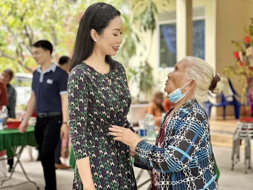 NSƯT Trịnh Kim Chi thăm hỏi các nghệ sĩ cao tuổi. Ảnh: FBNV NSƯT Trịnh Kim Chi thăm hỏi các nghệ sĩ cao tuổi. Ảnh: FBNV