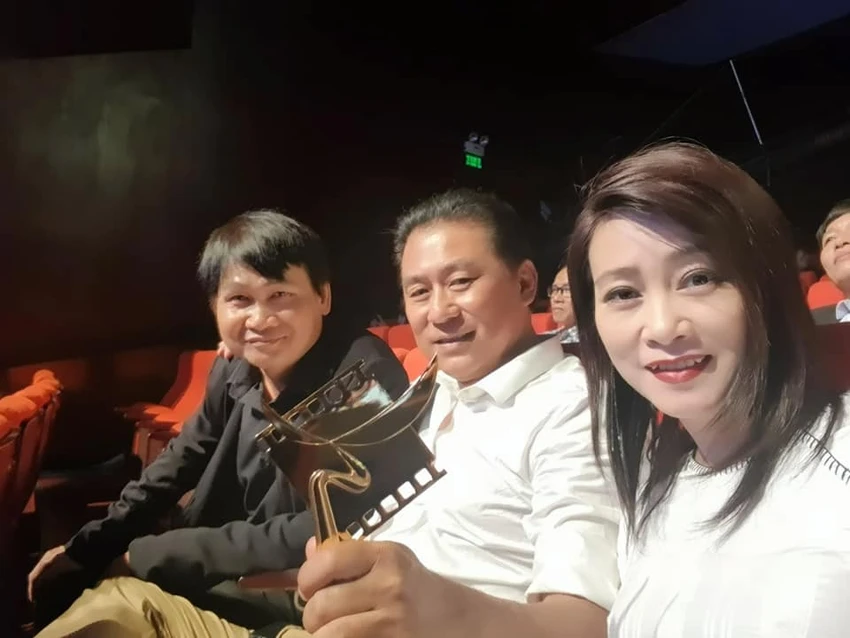 Cố đạo diễn Phạm Ngọc Châu cùng NSND Tạ Minh Tâm, NSƯT Tuyết Thu tại lễ trao giải Cánh diều vàng 2018. Ảnh: FBNV Cố đạo diễn Phạm Ngọc Châu cùng NSND Tạ Minh Tâm, NSƯT Tuyết Thu tại lễ trao giải Cánh diều vàng 2018. Ảnh: FBNV