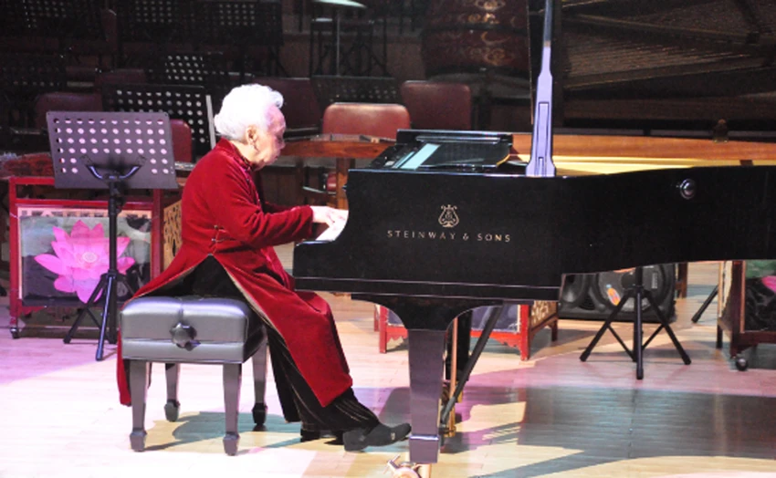 NSND Thái Thị Liên biểu diễn piano. Ảnh: TL NSND Thái Thị Liên biểu diễn piano. Ảnh: TL