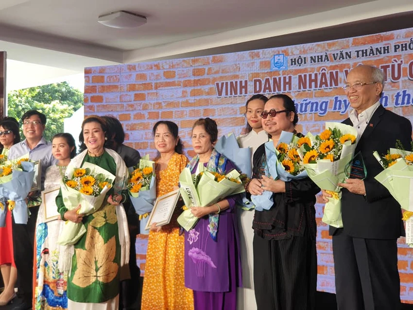 Các nhân vật và tác giả nhận giải tại chương trình. Ảnh: HÀ NGUYỄN Các nhân vật và tác giả nhận giải tại chương trình. Ảnh: HÀ NGUYỄN