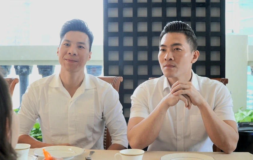 Quốc Cơ - Quốc Nghiệp gởi lời tri ân đến khán giả đã ủng hộ hai anh em trong suốt sự kiện xác lập kỷ lục thế giới tại Milan. Ảnh: HÀ NGUYỄN Quốc Cơ - Quốc Nghiệp gởi lời tri ân đến khán giả đã ủng hộ hai anh em trong suốt sự kiện xác lập kỷ lục thế giới tại Milan. Ảnh: HÀ NGUYỄN