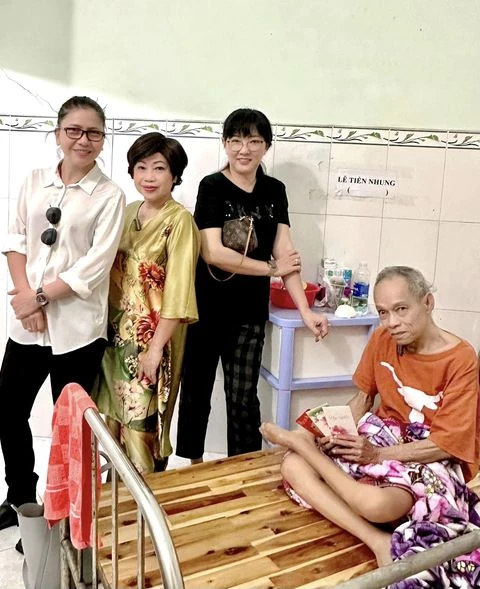 Nghệ sĩ Phi Phụng và nhóm Ngũ long du ký đến thăm nghệ sĩ hài Vũ Quang. Ảnh: FB Phương Dung