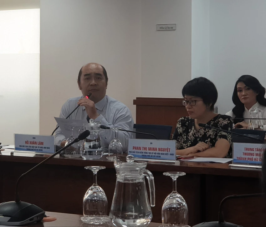 Ông Hồ Xuân Lâm, Phó chủ tịch liên hiệp các tổ chức hữu nghị TP.HCM nói thêm lễ hội lần này có chương trình giới thiệu văn hoá Việt Nam. Ảnh: HÀ NGUYỄN Ông Hồ Xuân Lâm, Phó chủ tịch liên hiệp các tổ chức hữu nghị TP.HCM nói thêm lễ hội lần này có chương trình giới thiệu văn hoá Việt Nam. Ảnh: HÀ NGUYỄN