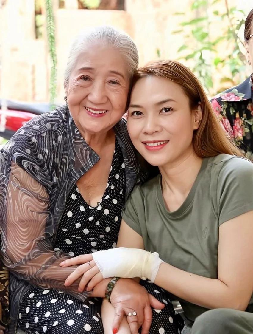 Trên trang cá nhân, Mỹ Tâm đăng bức ảnh chụp cùng nghệ sĩ gạo cội, chia sẻ ngắn gọn: "Thương nhớ cô Thiên Kim". Trong các nghệ sĩ thế hệ sau, Mỹ Tâm là số ít người thường lui tới thăm nom các nghệ sĩ lão thành sống ở Khu dưỡng lão nghệ sĩ. Hằng năm, nữ ca sĩ lại đến trao quà và động viên từng người sống ở đây. Mỗi khi gặp nghệ sĩ Thiên Kim, Mỹ Tâm thường ôm, vuốt má nghệ sĩ, khen bà đẹp lão. Trên trang cá nhân, Mỹ Tâm đăng bức ảnh chụp cùng nghệ sĩ gạo cội, chia sẻ ngắn gọn: "Thương nhớ cô Thiên Kim". Trong các nghệ sĩ thế hệ sau, Mỹ Tâm là số ít người thường lui tới thăm nom các nghệ sĩ lão thành sống ở Khu dưỡng lão nghệ sĩ. Hằng năm, nữ ca sĩ lại đến trao quà và động viên từng người sống ở đây. Mỗi khi gặp nghệ sĩ Thiên Kim, Mỹ Tâm thường ôm, vuốt má nghệ sĩ, khen bà đẹp lão.