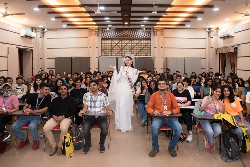 Bảo Ngọc được hiệu trưởng, các giảng viên và gần 100 sinh viên chào đón tại sự kiện. Ảnh: BTC Bảo Ngọc được hiệu trưởng, các giảng viên và gần 100 sinh viên chào đón tại sự kiện. Ảnh: BTC