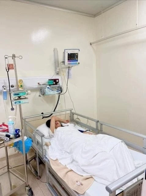 Mai Phương Thúy được đưa đi cấp cứu trong đêm vì suy nhược cơ thể. Ảnh: FBNV Mai Phương Thúy được đưa đi cấp cứu trong đêm vì suy nhược cơ thể. Ảnh: FBNV
