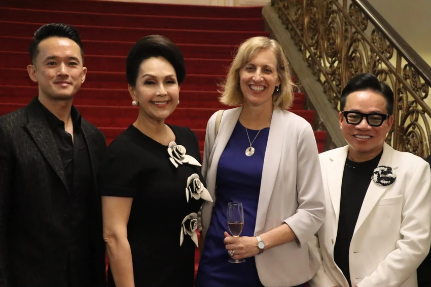 Tổng lãnh sự Mỹ tại TP.HCM Susan Burns (thứ hai từ phải qua) và nữ diễn viên Diễm My 6X là khách mời trong đêm nhạc. Ảnh: Hà Nguyễn Tổng lãnh sự Mỹ tại TP.HCM Susan Burns (thứ hai từ phải qua) và nữ diễn viên Diễm My 6X là khách mời trong đêm nhạc. Ảnh: Hà Nguyễn