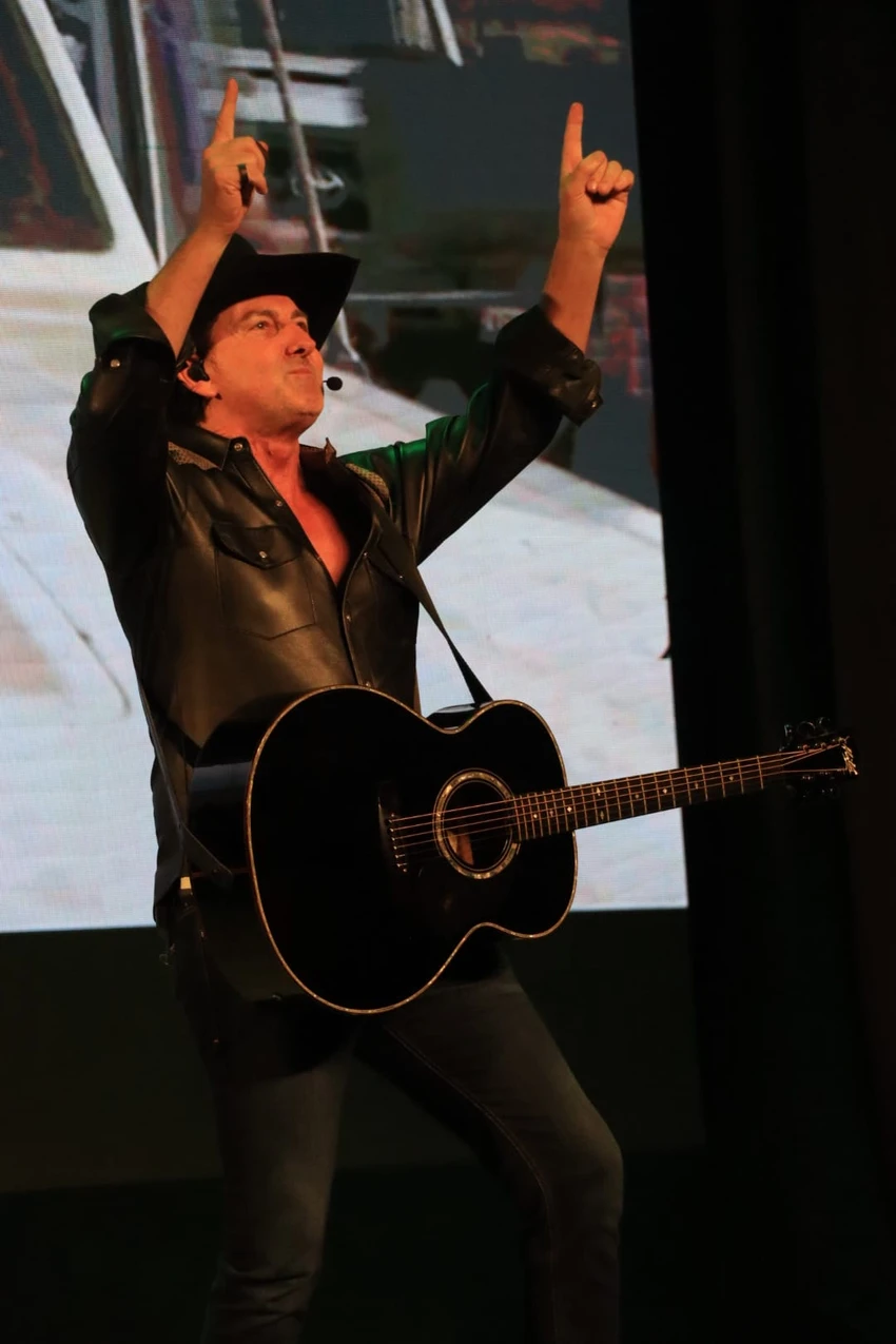 Ca sĩ nhạc đồng quê Lee Kernaghan khiến cả khán phòng nóng lên bằng những ca khúc sôi động và ngón đàn guitar điêu luyện của mình. Ảnh: HÀ NGUYỄN Ca sĩ nhạc đồng quê Lee Kernaghan khiến cả khán phòng nóng lên bằng những ca khúc sôi động và ngón đàn guitar điêu luyện của mình. Ảnh: HÀ NGUYỄN