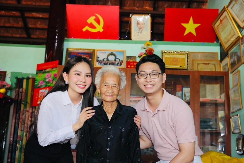 Hoa hậu Mai Phương cùng MC Trọng Hiền trong vai trò đại sứ đến thăm các mẹ Việt Nam Anh hùng. Ảnh: BTC