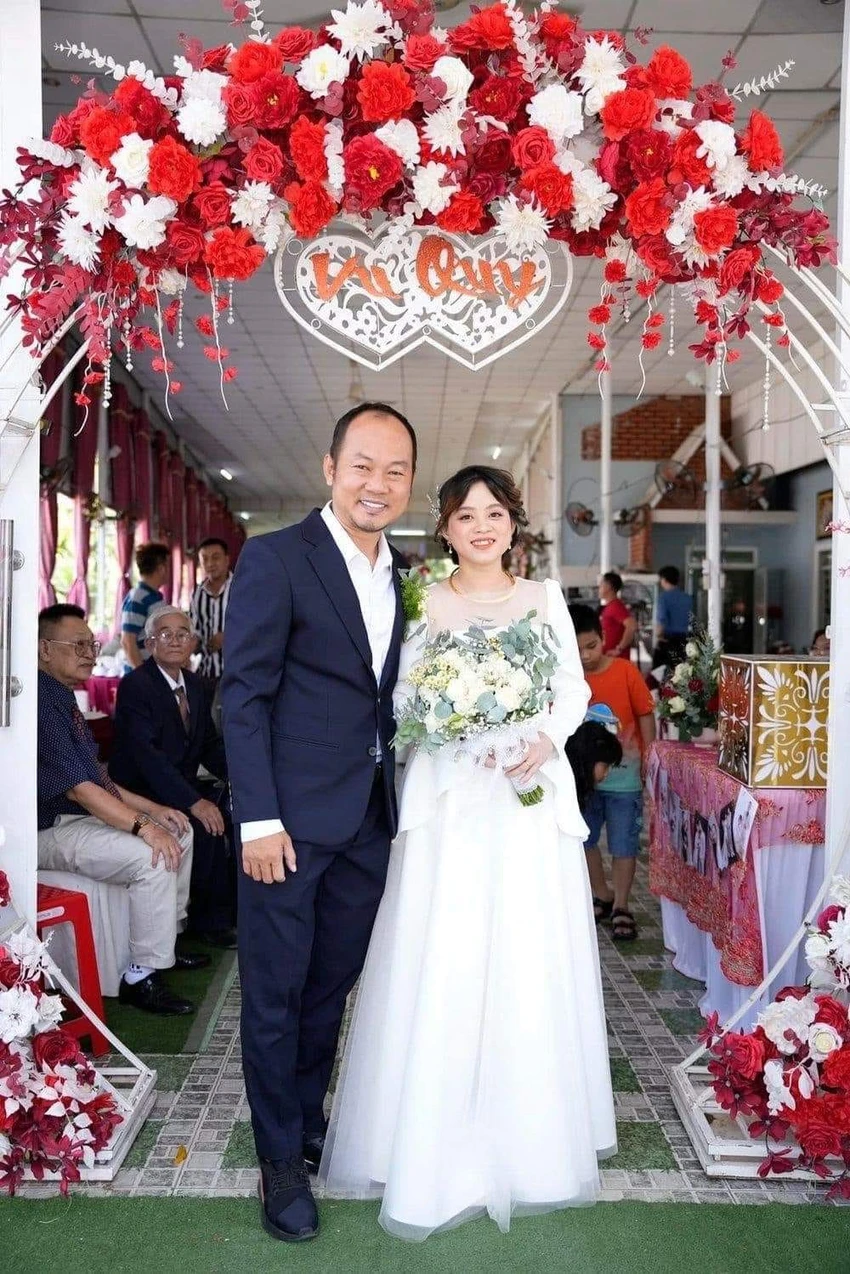 Long Đẹp Trai và bà xã mới kết hôn hôm 25-2. Ảnh: TL Long Đẹp Trai và bà xã mới kết hôn hôm 25-2. Ảnh: TL