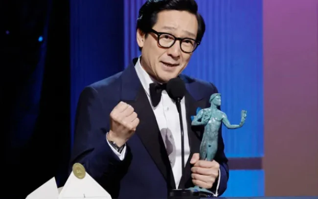 Diễn viên gốc Việt Quan Kế Huy tại lễ trao giải SAG. Ảnh: Getty Images Diễn viên gốc Việt Quan Kế Huy tại lễ trao giải SAG. Ảnh: Getty Images