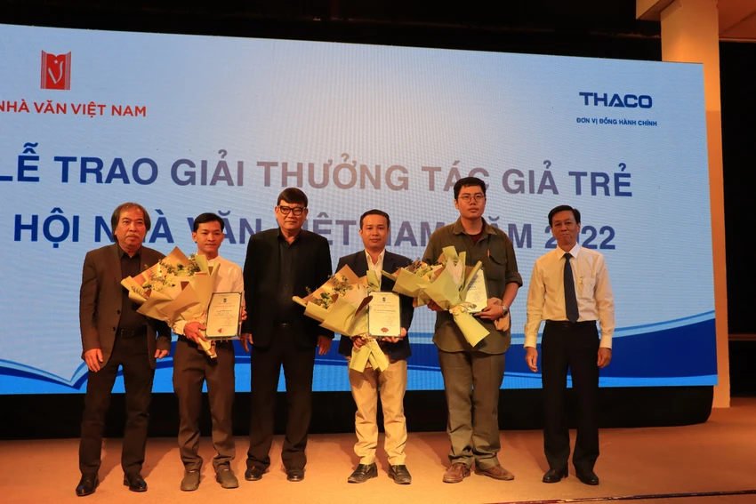 Ông Nguyễn Thọ Truyền (ngoài cùng bên phải), nhà văn Nguyễn Quang Thiều và nhà văn Nguyễn Một trao giải cho các tác giả trẻ. Ảnh: HÀ NGUYỄN Ông Nguyễn Thọ Truyền (ngoài cùng bên phải), nhà văn Nguyễn Quang Thiều và nhà văn Nguyễn Một trao giải cho các tác giả trẻ. Ảnh: HÀ NGUYỄN