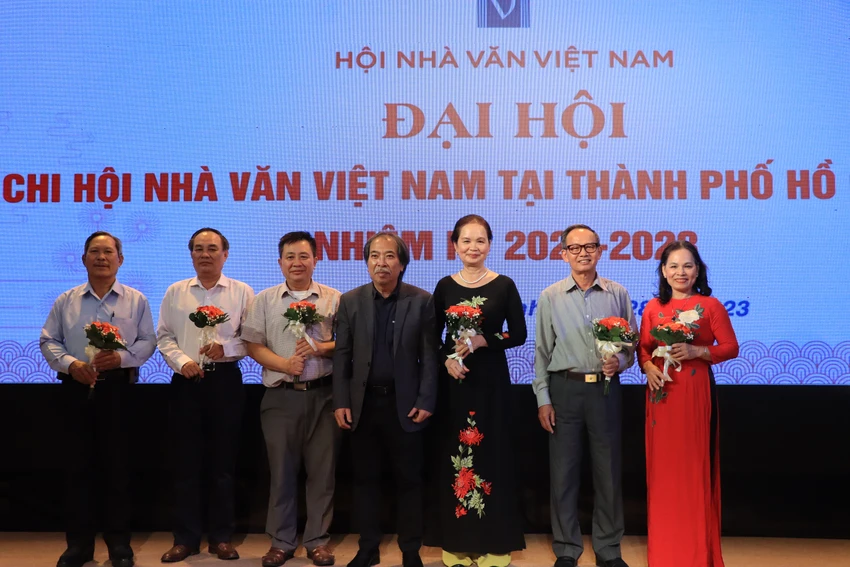 Ra mắt ban chấp hành của Chi hội Nhà văn Việt Nam tại TP.HCM nhiệm kỳ 2023-2028. Ảnh: HÀ NGUYỄN Ra mắt ban chấp hành của Chi hội Nhà văn Việt Nam tại TP.HCM nhiệm kỳ 2023-2028. Ảnh: HÀ NGUYỄN